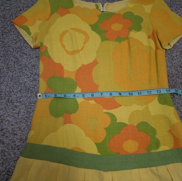 1950s floral cotton pique dress | vintage Jeanette Alexander wiggle dress - Picture 10 of 12